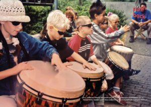 Foto van bongo spelen jongeren uit Nivon jubileumboek.
