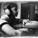 jongen achter computer