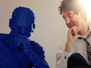 Nathan Sawaya, naast de door hem in Lego nagebouwde 'Denker' van Rodin.
