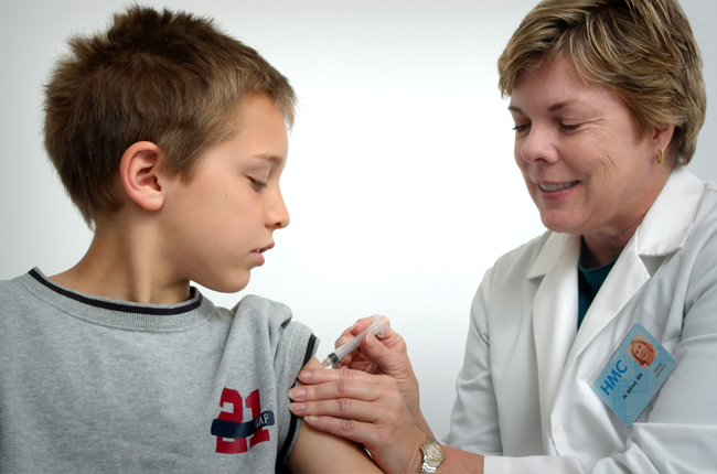 arts geeft kind coronavaccin