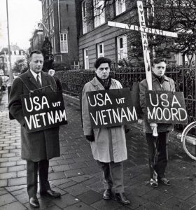Fred van der Spek en Bram van der Lek protest Vietnam