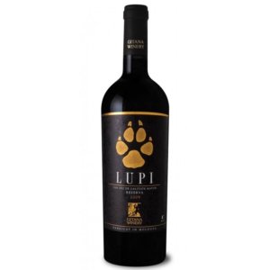 elegante fles rode wijn met sporen van wolven erop afgebeeld wolv