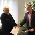 arie-kranendonk-left-and-ihc-piping-director-paul-dits-sign-the-contract-for-the-flange-welding