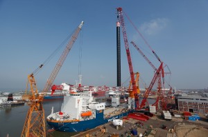 #Mammoet's largest crane installs platform leg_2