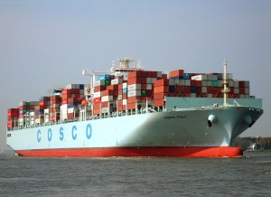 Container-ship-Cosco-Italy-on-the-river-Elbe-with-destination-port-Hamburg-2014_Buonasera-copyright