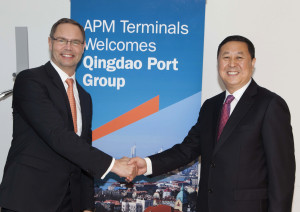 151103 APM Terminals CEO Kim Fejfer and Qingdao Port Group Chairman Zheng shake hands on deal photo