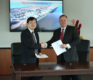 160512 Signing photo of APM Terminals and ZPMC executives