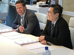 Contract signing: Mr Durk-Jan Nederlof, Managing Director Damen Shiprepair & Conversion and Mr Ang Ting Yang, General Manager Corporate Development Keppel Offshore Marine